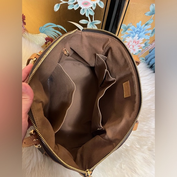 Authentic Louis Vuitton Tivoli GM - Picture 5 of 14
